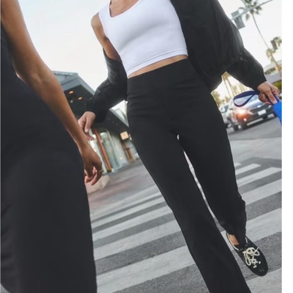 Athleta Endless High Rise Pant
Textured, stretch fabric in a tapered fit.